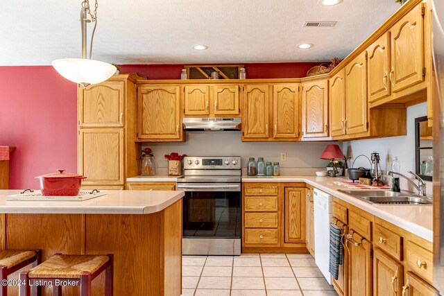 kitchen with stainless steel electric stove, sink, light tile patterned flooring, decorative light fixtures, and a textured ceiling