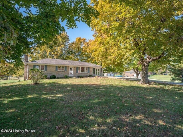 view of front of home featuring a front yard