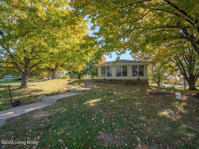 view of front of home featuring a front yard