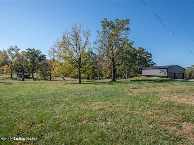 view of yard featuring an outbuilding