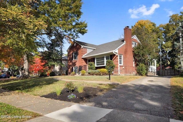 view of front facade with a front lawn