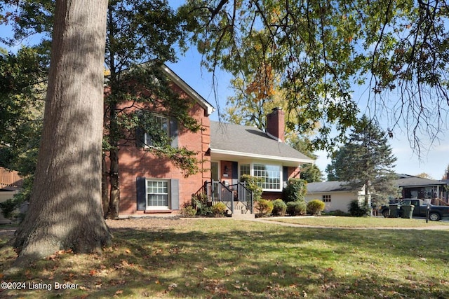 view of front of house featuring a front lawn