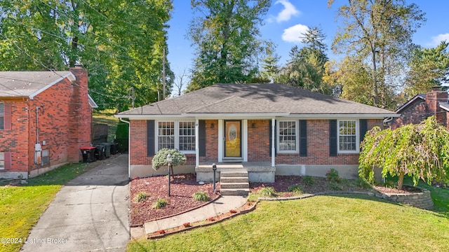 view of front of property featuring a front yard