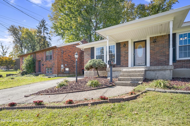 single story home featuring a front lawn