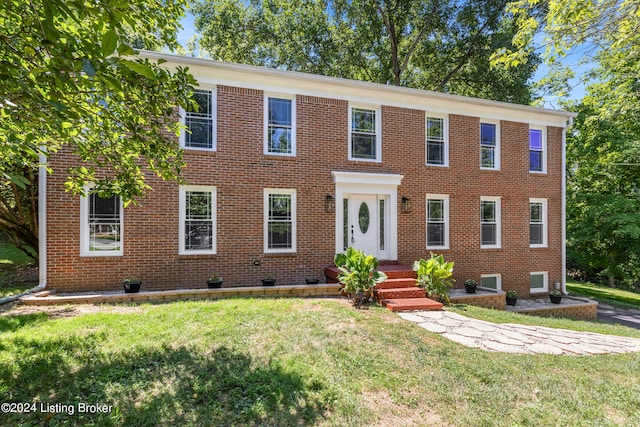 colonial house featuring a front yard