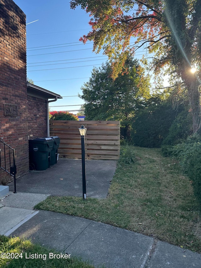 view of yard featuring a patio