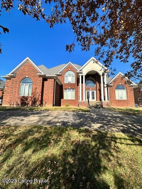 single story home with a front lawn