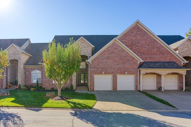 view of front of house featuring a front lawn