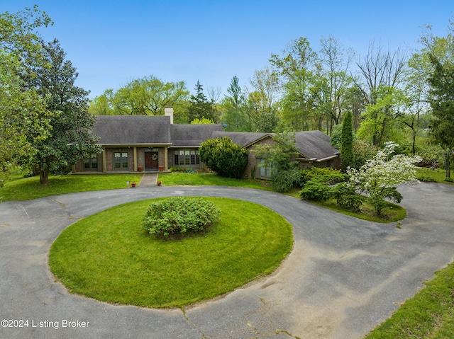 single story home with a front lawn