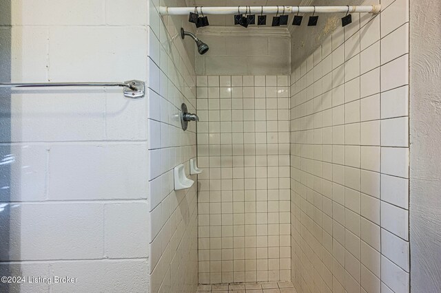 bathroom featuring tiled shower