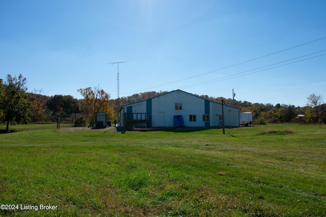 view of yard with a storage shed