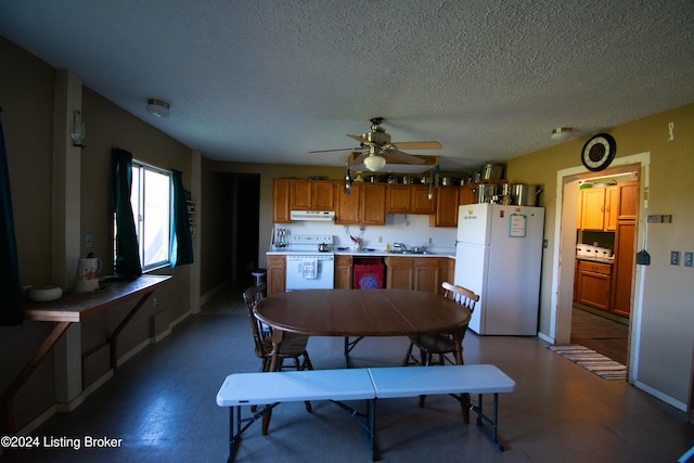 dining room featuring sink, a textured ceiling, and ceiling fan