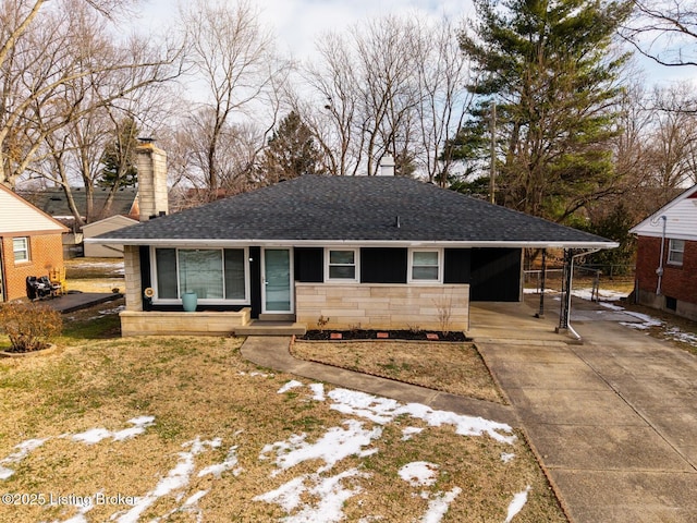 view of front of property featuring a carport and a front lawn