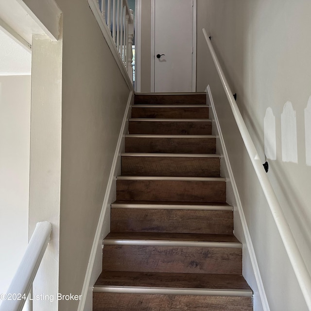 744 Brian Ct, Radcliff, KY 40160 - view of stairway