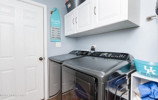 washroom featuring cabinets and washing machine and dryer