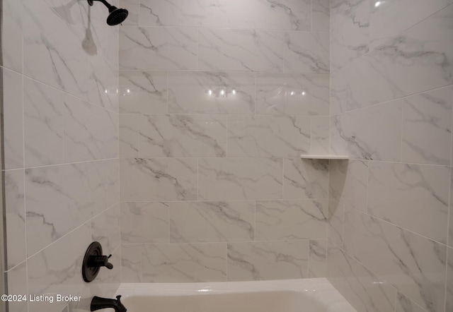 bathroom with tiled shower / bath