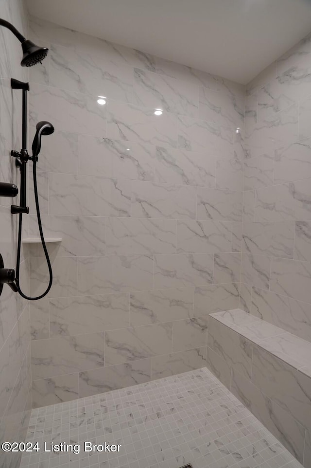 bathroom featuring a tile shower