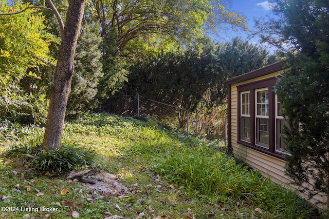 view of yard featuring an outdoor structure