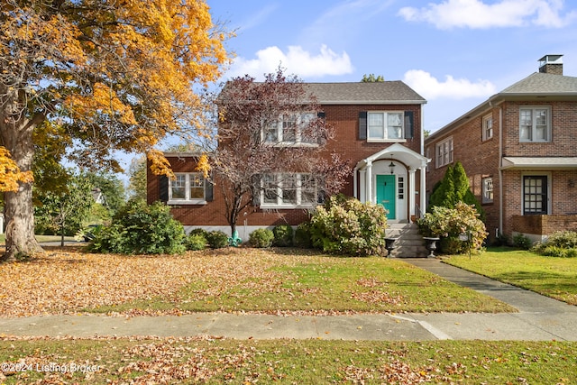 view of front of home featuring a front lawn