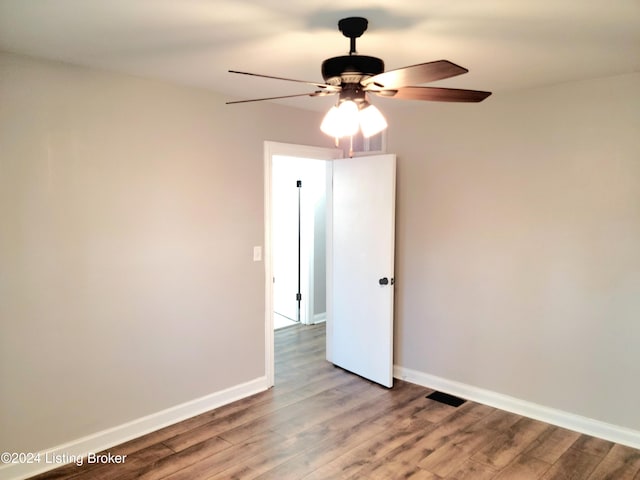 unfurnished room with light wood-type flooring and ceiling fan