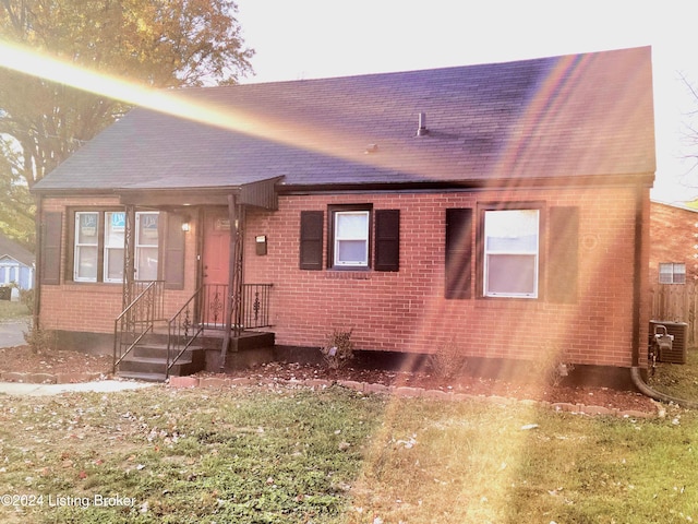 view of front of house featuring a front lawn