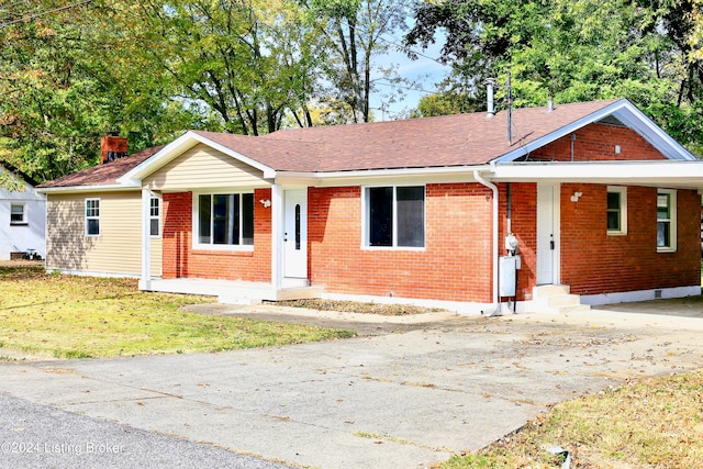 view of front of property featuring a front yard