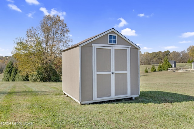 view of outdoor structure featuring a yard