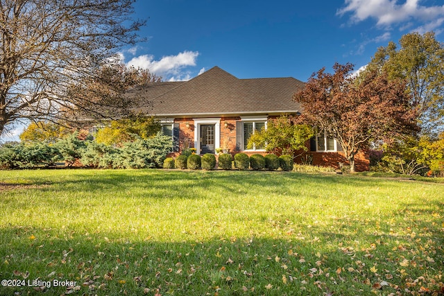 view of front of property featuring a front lawn