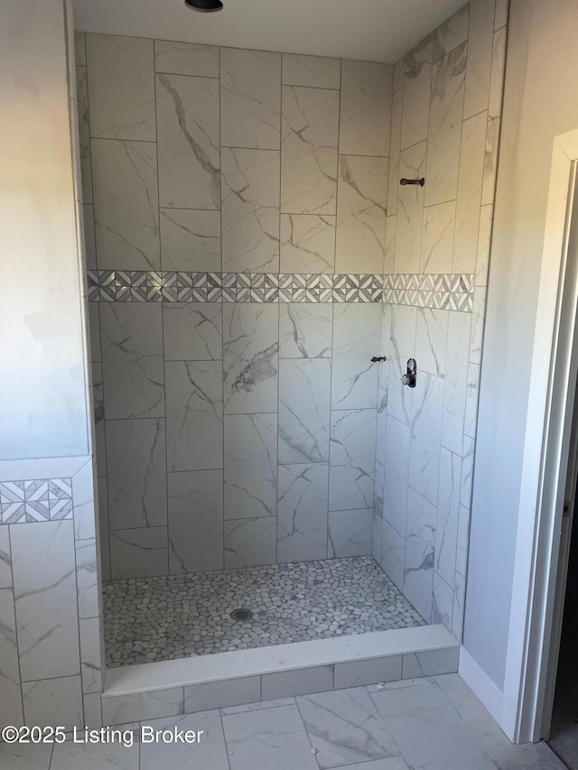 bathroom featuring a tile shower