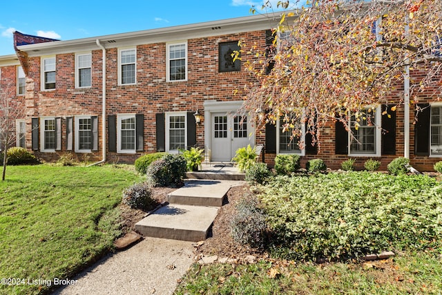 view of front facade with a front yard