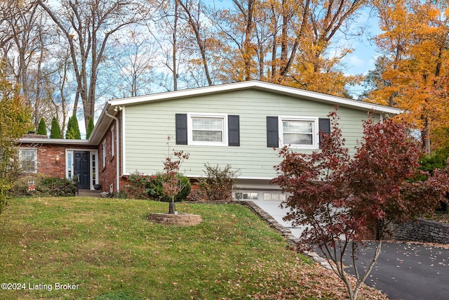 view of front facade featuring a garage and a front yard