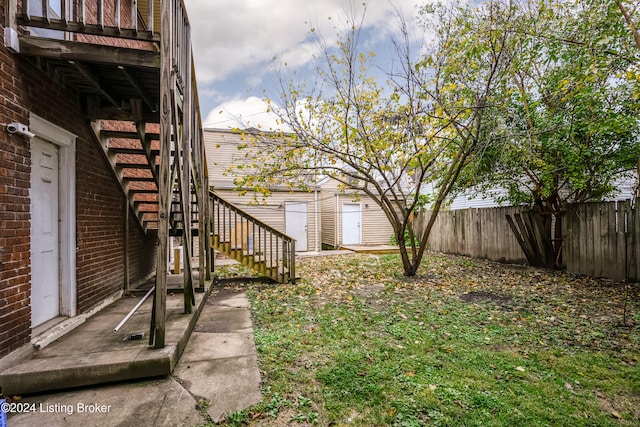 view of yard with a storage unit