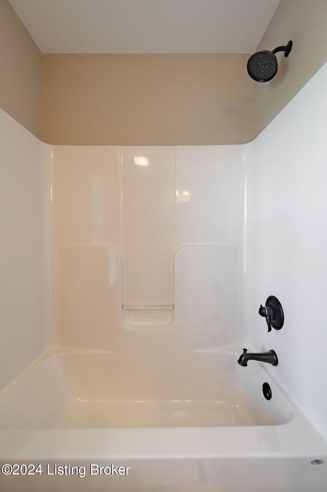 bathroom with tub / shower combination