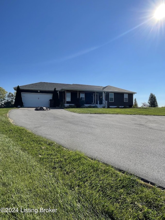 single story home with a front lawn