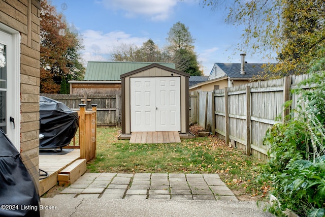 view of yard featuring a storage unit