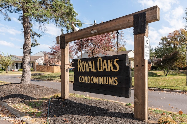 community sign featuring a yard