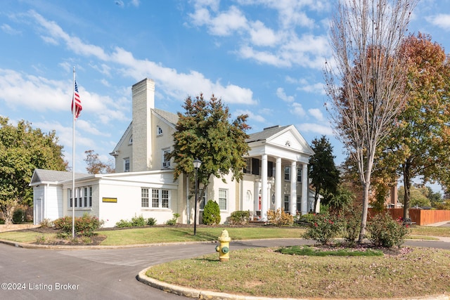 view of front facade featuring a front lawn