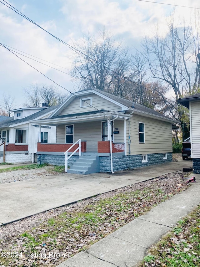 single story home featuring a porch