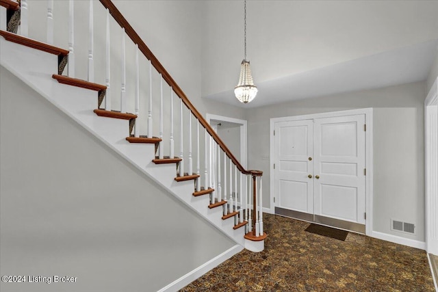 entryway with a notable chandelier