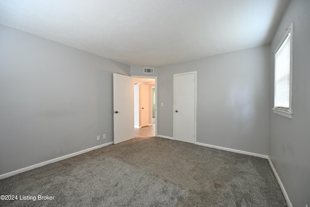 unfurnished room featuring carpet floors