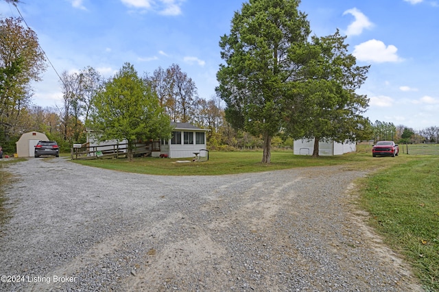 view of front of property featuring a front yard