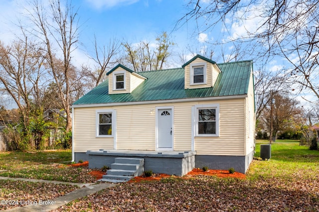 cape cod home featuring a front lawn