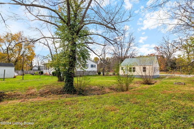 view of yard with an outdoor structure