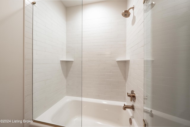 bathroom featuring tiled shower / bath combo