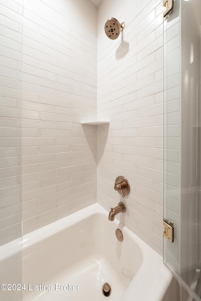 bathroom featuring tiled shower / bath