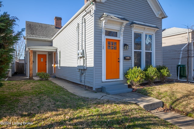 view of front of property with a front lawn