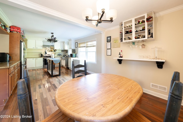 dining area with a chandelier, crown molding, dark hardwood / wood-style flooring, and indoor bar