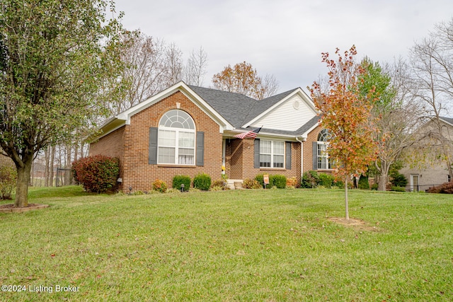 view of front of property featuring a front lawn