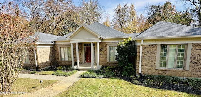 view of front facade featuring a front yard