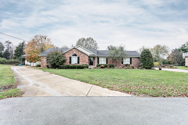 ranch-style home featuring a front lawn